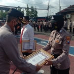 Kapolres Bangkalan AKBP Didik Haryanto saat memberikan penghargaan kepada Bripka Vicky Hartinanda Muin di Mapolres Bangkalan, Senin (15/2/2020).