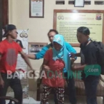 Keluarga korban histeris saat berada di Mapolsek Ploso. foto: RONY S/ BANGSAONLINE