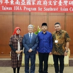 Kepala Dinkop dan UKM Kota Malang Triwidyani Pangestuti bersama perwakilan dari Indonesia foto bareng dengan pejabat Pemerintah Taiwan. foto: ist