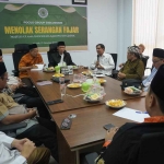 MUI Gresik saat menggelar FGD dengan para ketua parpol, toko masyarakat, akademisi, dan penyelenggara pemilu. Foto: Ist.