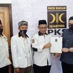 Bacabup Kediri Hanindhito Himawan Pramono saat menerima SK dukungan dari PKS yang diserahkan oleh Sulistyo Budi, Pengurus DPW PKS Jatim didampingi oleh Ketua DPD PKS Kabupaten Kediri. (foto: muji harjita)