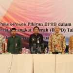 Ketua DPRD Gresik Fandi Akhmad Yani (dua dari kiri), bersama pimpinan DPRD Asluchul Alif, Ahmad Nurhamim, Mujid Riduan,dan Bupati Sambari HR saat pembukaan sinkronisasi pokir. foto: ist.