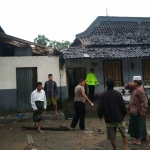 Petugas bersama warga saat melihat kondisi rumah.