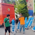 Satu unit Truk Serba Guna BPBD Kabupaten Pamekasan yang menampung puluhan tabung oksigen berukuran besar, siap membantu dalam pendistribusian.