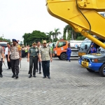 Bupati Sambari bersama pejabat Polda Jatim dan Forkopimda melihat kendaraan dalam apel kesiapsiagaan bencana alam hidrometeorologi. foto: ist.