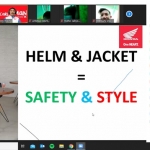 Kampanye dalam webinar, salah satunya dengan memakai helm dan jaket saat berkendara.