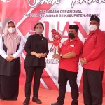 Ketua DPR RI, Puan Maharani, bersama bupati dan wakilnya dengan Ketua DPC PDIP Gresik menyerahkan kunci sepeda motor kepada pengurus PAC PDIP setempat. Foto: SYUHUD/BANGSAONLINE