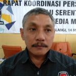 Azhari Husain, anggota KPU Kota Malang bidang sosialisasi, saat dikonfirmasi usai acara sosialisasi tahapan kampanye di media, Kamis (14/3). Foto: IWAN IRAWAN/BANGSAONLINE