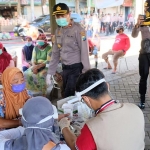 Kapolresta Sidoarjo Kombes Pol. Sumardji (kanan) memantau langsung pelaksanaan rapid test ratusan pedagang Pasar Porong Sidoarjo, Jumat (8/5/2020) sore.