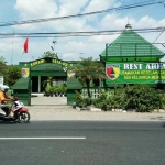 Tampak Koramil di Kecamatan Kapas Bojonegoro dibuka menjadi tempat istirahat bagi para pemudik.