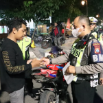 Personel dari Polres Mojokerto Kota saat melakan pemeriksaan dalam Patroli skala besar Selasa (02/07/24)