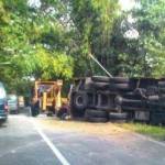 Truk memuat beras Bulog yang terguling di Bangkalan.