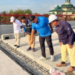 Wali Kota Kediri Abdullah Abu Bakar (dua dari kanan) saat meninjau pembangunan Jembatan Alun-Alun Bandar. Foto: Ist.