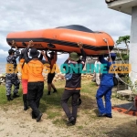 Tim gabungan saat melakukan pencarian korban nelayan dari Pulau Mandangin, Sampang. Foto: Dok Polairud Polres Sampang/BANGSAONLINE