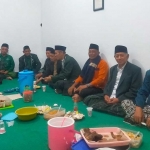 KH Junaidi Sholeh bersama pengurus MWC NU Gempol dalam suatu acara.