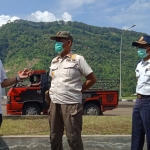 Komisi IV DPRD Trenggalek saat meninjau dua titik perbatasan yang dijadikan lokasi screening. foto: HERMAN/ BANGSAONLINE