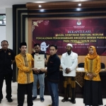 Ketua KPU Kab. Pasuruan Zainul Faizin bersama Komisi KPU lainnya usai penandatanganan kesepahaman.