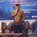 Wakil Ketua Umum DPP PAN, Yandri Susanto, saat berkunjung ke kediaman Kiai Asep.