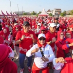 Pj Wali Kota Mojokerto Ali Kuncoro berbaur dengan ribuan warga saat senam merah putih.