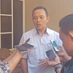 Kabid Keuangan PDAB Jatim, Utoyo memberikan keterangan pers. foto: DIDI R/ BANGSAONLINE