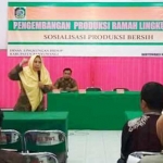 Kadis LH Banyuwangi, Husnul Chotimah saat memberi arahan pada para pelaku UMKM. foto: GANDA/ BANGSAONLINE