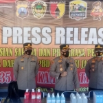 Kapolres Madiun AKBP Jury Leonard Siahaan menyerahkan bantuan sarana prasarana (sarpras) pencegahan dan penanggulangan Covid-19 kepada Kampung Tangguh Semeru (KTS) secara simbolis di Lapangan Tri Brata Mapolres Madiun, Selasa (3/7/2021). (foto: ist)