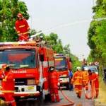 Sejumlah petugas damkar saat berlatih memadamkan api. foto: eky nurhadi/ BANGSAONLINE