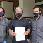 Beny Prastya, Juru Bicara Aliansi Relawan Peduli Lingkungan Kediri (tengah) bersama tim, saat di Kantor Pemkab Kediri. (foto: MUJI HARJITA/ BANGSAONLINE)