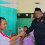 Anggota PWI Blitar Raya saat membagikan jus jambu di RSUD Wlingi. foto: AKINA/ BANGSAONLINE