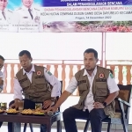 Sekdakab Pasuruan Yudha Widya Sasangka bersama kepala pelaksana BPBD Ridwan Haris saat acara dengan FPRB.