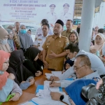 Bupati Gresik Fandi Akhmad Yani saat memantau proses pendaftaran mudik gratis tahun lalu di kantor dishub. Foto: SYUHUD/ BANGSAONLINE