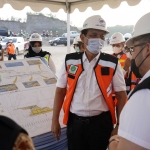 Menteri Koordinator Kemaritiman dan Investasi Luhut Binsar Panjaitan (tengah) saat berada di area pembangunan Bandara Kediri didampingi Bupati Kediri Hanindito Himawan Pramono (kanan). Foto: Ist.