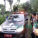 Jasad pelaku saat dievakuasi menggunakan ambulans. foto: SUWANDI/ BANGSAONLINE