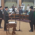 Ketua DPRD Gresik Much Abdul Qodir saat melantik Husnul Aqib menjadi Anggota DPRD Gresik sisa masa jabatan 2019-2024. Foto: SYUHUD/ BANGSAONLINE