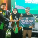 Ketua Umum GPK Habib Farhan menyerahkan hadiah kepada juara Festival Musik Akustik Cinta Ibu. foto: istimewa