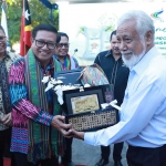 Dirut PG Dwi Satriyo Annurogo (dua dari kiri) bersama Perdana Menteri Timor Leste, Xanana Gusmao (kanan depan) dan pejabat terkait pada peluncuran beras nasional perdana di Dili, Timor Leste.