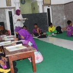 Sudah dua bulan ini siswa SDN Keting 02 Jember belajar di musala akibat ruang kelasnya ambruk.