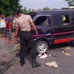 Polisi saat melakukan olah TKP.