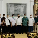 Bupati Gresik Gus Yani ketika bertemu Ketua DPD RI La Nyalla Mattalitti di rumah dinas bupati, beberapa waktu lalu. foto: ist.