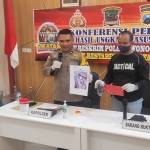 Kanit Reskrim Polsek Wonocolo, AKP Ristitanto, saat konferensi pers terkait ibu rumah tangga yang tega membanting buah hatinya hingga tewas.