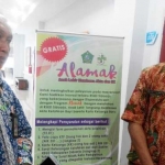 Kepala Dispendukcapil Sidoarjo Medy Yulianto (kanan) dan Dirut RSUD Sidoarjo dr Atok Irawan (kiri) saat launching Program Alamak di RSUD Sidoarjo, Kamis (9/3) lalu. foto: mustain/ BANGSAONLINE.com