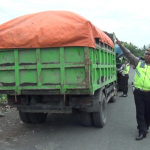 Petugas Polres Lumajang sedang melakukan razia truk berskala besar.