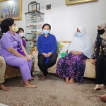 Gubernur Jatim Khofifah Indar Parawansa bersama Ketum Dharma Pertiwi Nanny Hadi Tjahjanto, Jalasenastri, dan Persit Kartika Chandra Kirana, bertandang ke beberapa rumah duka anggota keluarga KRI Nanggala 402, yang berada di Sidoarjo.