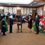 Wakil Ketua PN Gresik, Ida Ayu Sri Adriyani Astuti Widia, S.H., M.H., mewakili Ketua PN melantik Nur Saidah sebagai Wakil Ketua DPRD Gresik. foto: SYUHUD/ BANGSAONLINE