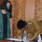 Bupati Sidoarjo, Ahmad Muhdlor Ali, meneken MoU pengelolaan parkir dengan PT ISS. Foto: Ist