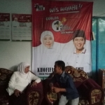 Khofifah saat berduaan dengan Kepala Desa Karang Rejo, Purwosari.