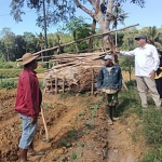 Anggota DPR RI Achmad Baidowi saat menemui petani di Pamekasan.