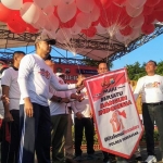 Kapolres Pamekasan AKBP Teguh Wibowo saat pelepasan balon.