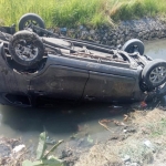 Kondisi mobil yang masih berada di sungai dalam kondisi terbalik.