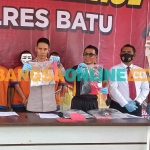 Kapolres Batu, AKBP Oskar Syamsuddin, saat menunjukkan barang bukti narkoba hasil penggerebekan. Foto: ADI WIYONO/ BANGSAONLINE